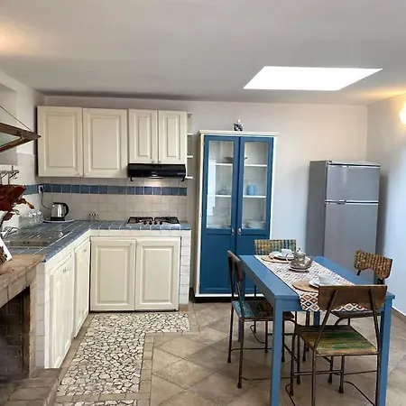 Casetta Indipendente Con Cortile E Parcheggio